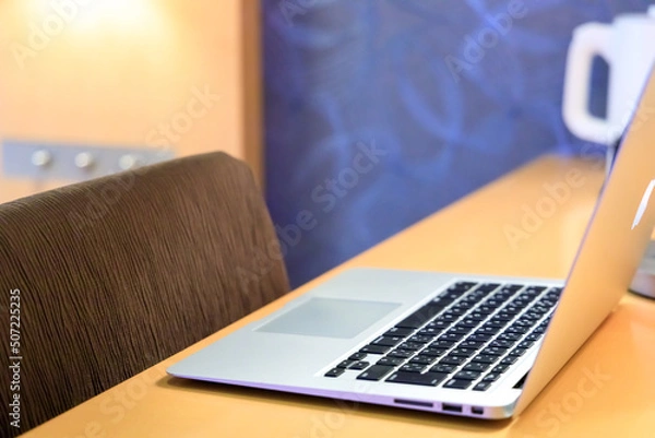 Obraz ホテルのデスクに置いたノートパソコン　テレワーク　出張　イメージ	