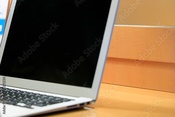 Obraz ホテルのデスクに置いたノートパソコン　テレワーク　出張　イメージ	