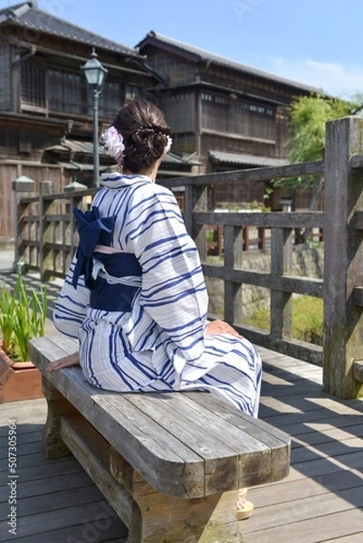 Obraz 小江戸佐原の町並みと浴衣を着た若く美しい女性の後ろ姿	