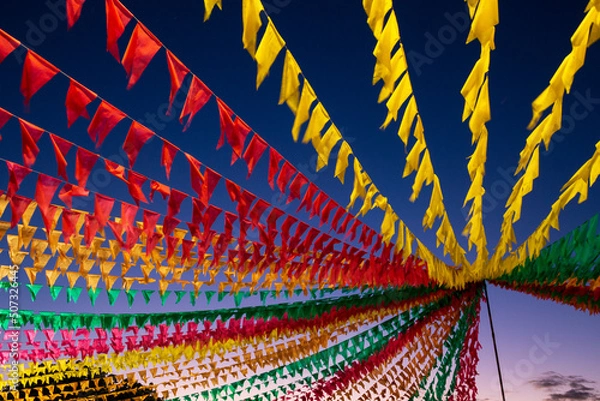 Obraz são joão - bandeirinhas coloridas na decoração de rua de festa junina no brasil
