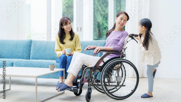 Fototapeta バリアフリーな住宅で過ごす三世代家族