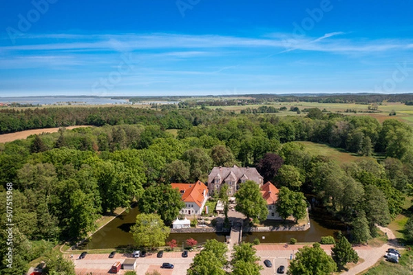Obraz Vorderansicht vom Wasserschloss Mellenthin auf der Insel Usedom