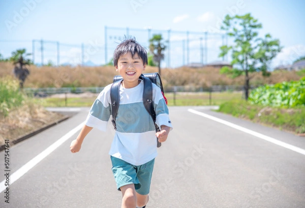 Obraz 走って学校に登校する小学生の男の子