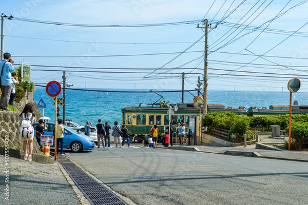 Fototapeta 海沿いの江ノ島電鉄・鎌倉高校前の踏切
