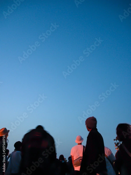 Obraz 青空を見上げる人々