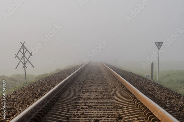 Obraz Tory kolejowe we mgle