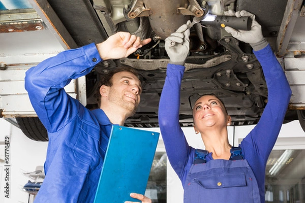 Obraz Zwei Mechaniker reparieren ein Auto