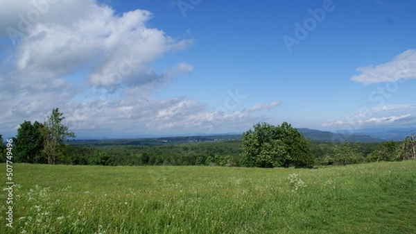 Obraz landschaft, himmel, gras, natur, feld, wiese, green, berg, sommer, cloud, cloud, blau, bäuerlich, hills, land, baum, horizont, frühling, bauernhof, wald, anblick, gegend, ackerbau, schön, froh