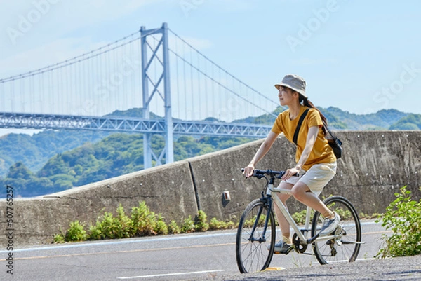 Fototapeta しまなみ海道にてサイクリングを楽しむ地本人女性
