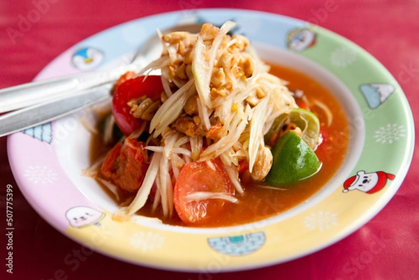 Obraz Som Tam, Thai Green Papaya Salad. It's a combination of thin strips of unripe papaya, green beans, tomatoes, carrots, chilli, lime juice, garlic, palm sugar, fish sauce and roasted peanuts.