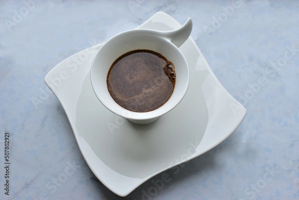 Fototapeta czarna kawa w dekoracyjnej białej filiżance