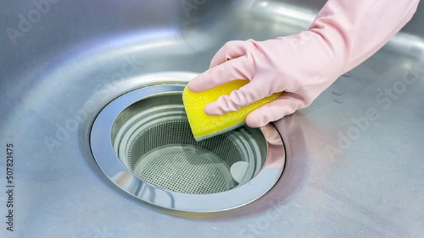 Fototapeta キッチンの流し台を掃除する主婦