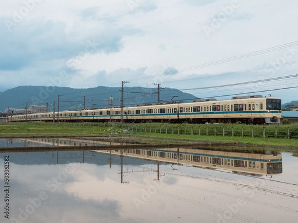 Obraz 水鏡とアイボリー車体の電車