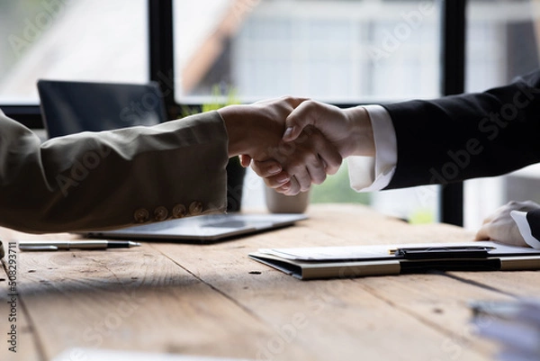 Obraz Managers and job applicants shake hands after the interview, resumes are important documents for job application. It should contain resume, training history, education, talent, work skills, etc.