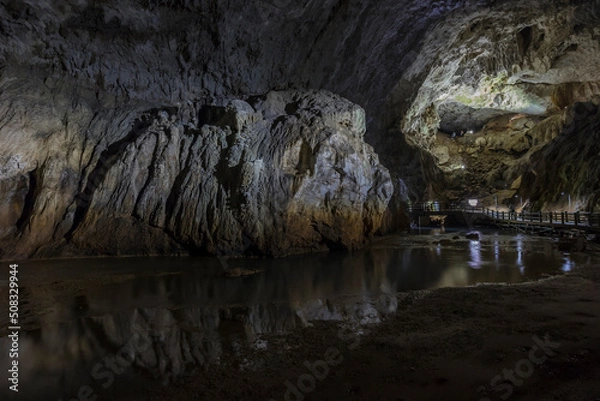 Fototapeta 洞窟内　山口県　美祢市　秋芳洞　鍾乳洞　洞窟　川　地下水