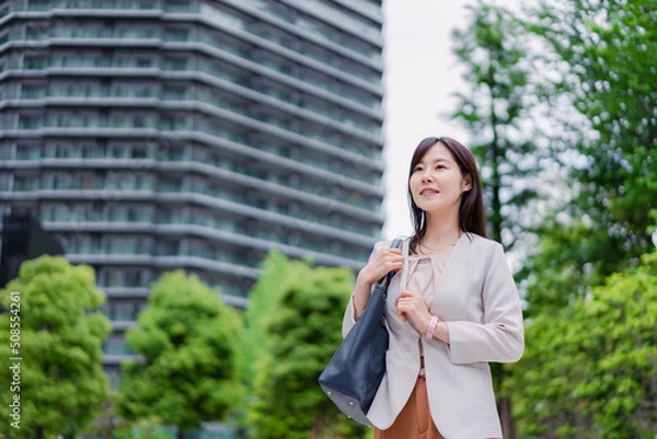 Fototapeta タワーマンションから通勤するビジネスウーマン