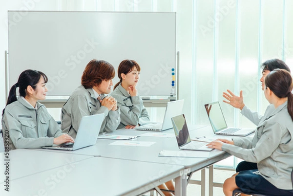 Fototapeta 会議をする工場の作業員（考える）
