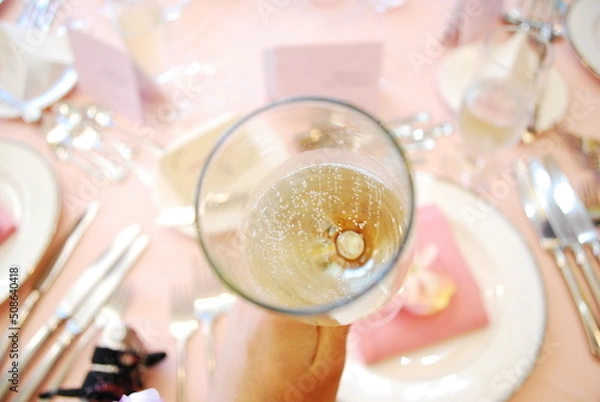 Fototapeta 結婚式での乾杯のシャンパングラス