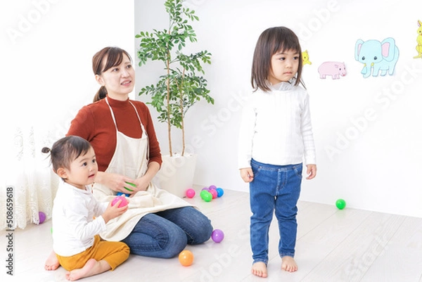 Fototapeta 幼稚園で遊ぶ子ども