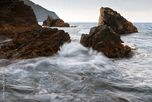 Obraz waves crashing on rocks