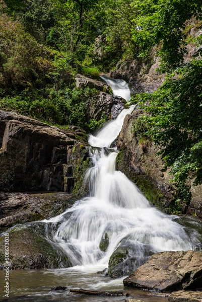 Fototapeta Vue en longue exposition sur la Grande Cascade de Mortain par un jour de printemps