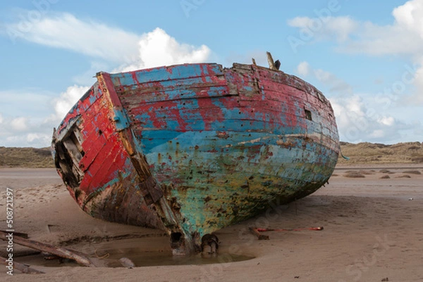 Obraz A wooden shipwreck on a beach (crow point, Devon, UK)