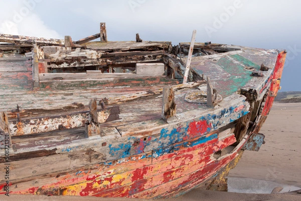 Obraz A wooden shipwreck on a beach (crow point, Devon, UK)