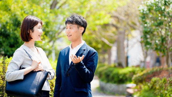 Fototapeta 屋外に立っているビジネスウーマンとビジネスマン
