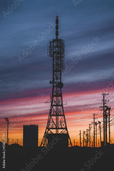 Obraz 綺麗な夕焼け空と田舎の人工物