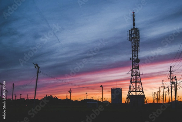 Obraz 綺麗な夕焼け空と田舎の人工物