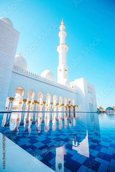 Obraz Sheikh Zayed Grand Mosque Minaret View With The Pool And Blue Sky