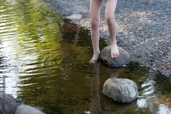 Fototapeta 水遊びをする子供の足
