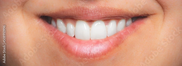 Fototapeta Jolie petite bouche souriante