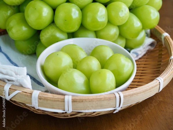 Fototapeta 신선한 유기농 과일 샤인 머스켓, 포도