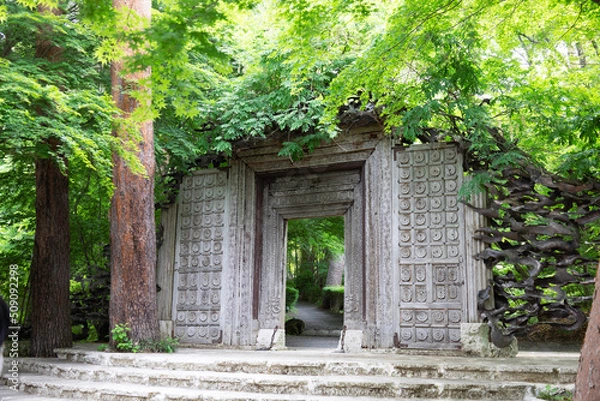 Obraz 山梨県河口湖にある久保田一竹美術館の入口　（6月初旬）