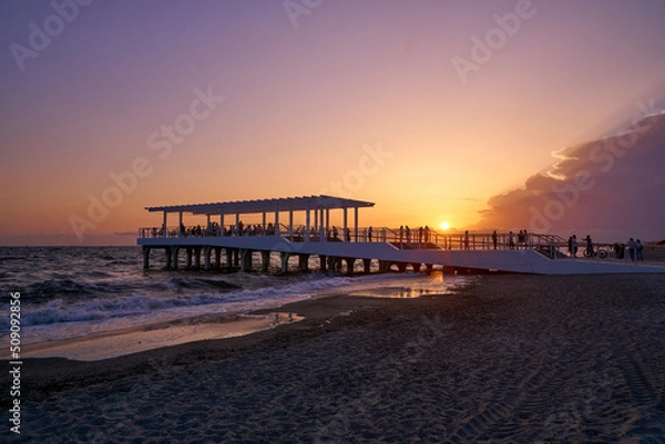 Fototapeta 夕焼けの海の桟橋風カフェ　稲毛海浜公園