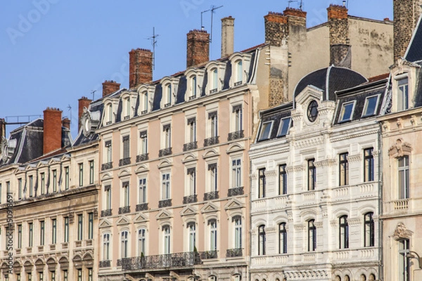 Fototapeta facades et toits de beaux immeubles anciens et synagogue de lyon