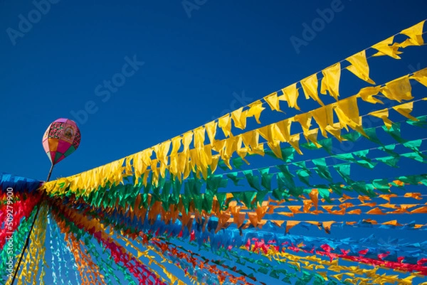 Obraz bandeiras coloridas e balão decorativo de festa junina no brasil
