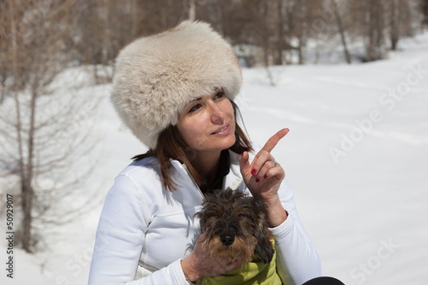 Obraz Cane e padrona sulla neve
