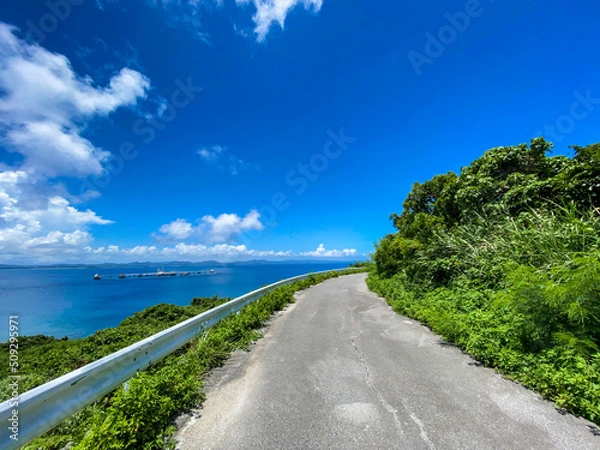 Obraz 晴れた海を見渡しながドライブできる沖縄県うるま市宮城島にある高台を走る道路