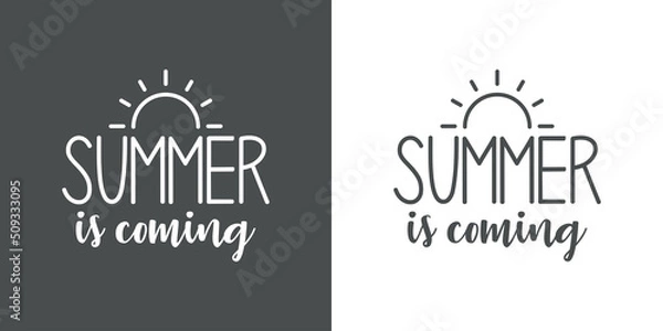 Fototapeta Texto manuscrito Summer is coming con silueta de sol para su uso en banner y logotipos en fondo gris y fondo blanco