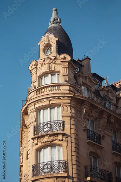 Fototapeta Facade of an old Parisian house of medieval architecture - tourist architectural landmarks
