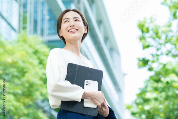 Fototapeta 空を見上げる女性（ビジネスウーマン） 