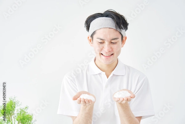 Obraz 洗顔フォームを手のひらに乗せる男性