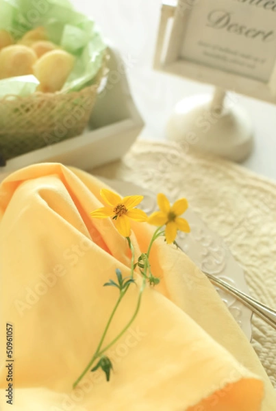 Obraz 黄色い花とクッキー