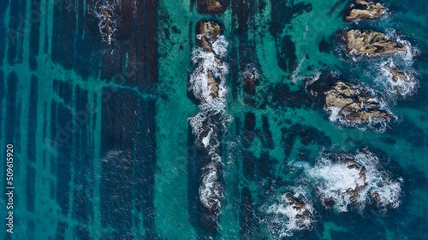 Fototapeta エメラルドグリーンの海の空撮