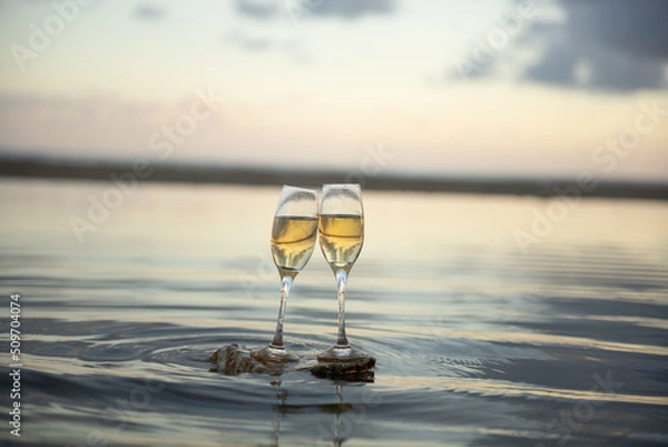 Fototapeta 水面とワイングラス