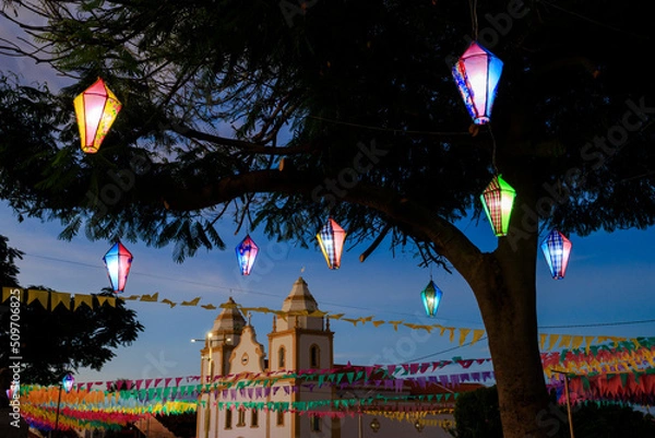 Obraz decoração junina de rua com bandeirinhas coloridas e balões decorativos iluminados