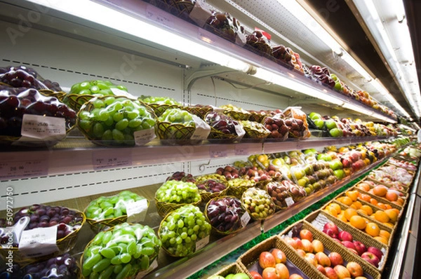 Obraz Półka z owocami w supermarkecie