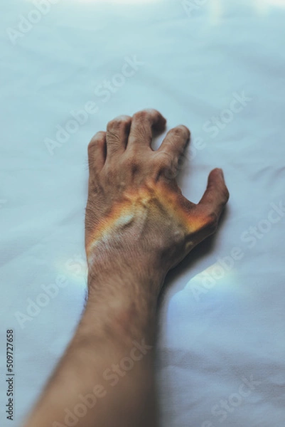 Obraz Mano con reflejo de arcoíris